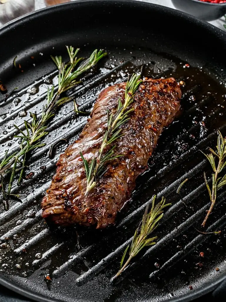 Poêle à griller Le Creuset et steak